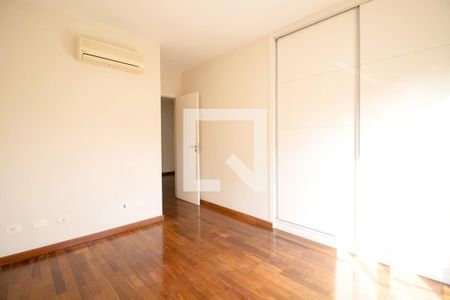 Casa de condomínio à venda com 340m², 4 quartos e 4 vagasSuíte 3