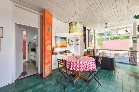 Sala de casa para alugar com 6 quartos, 300m² em Jardim Virginia, Guarujá