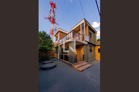 Casa para alugar com 500m², 3 quartos e 6 vagasFachada