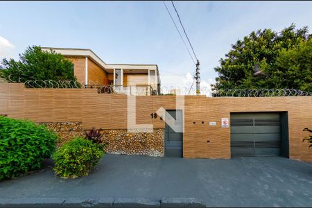 Casa para alugar com 500m², 3 quartos e 6 vagasFachada