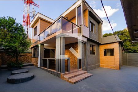 Casa para alugar com 500m², 3 quartos e 6 vagasFachada