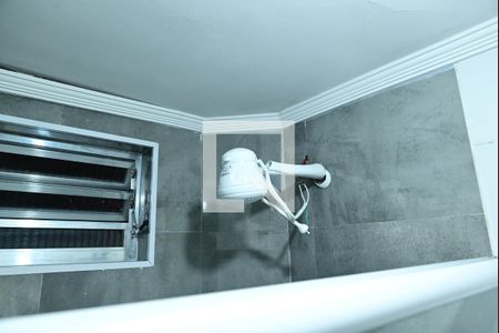 Banheiro  de kitnet/studio para alugar com 1 quarto, 50m² em Boqueirão, Praia Grande