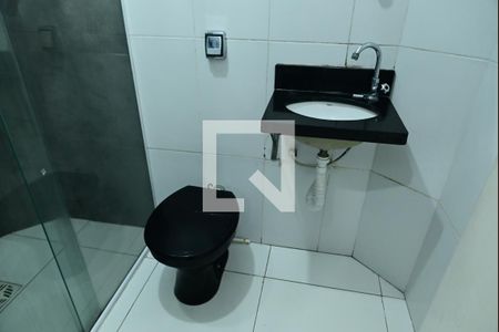 Banheiro  de kitnet/studio para alugar com 1 quarto, 50m² em Boqueirão, Praia Grande
