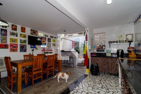 Casa à venda com 190m², 4 quartos e 2 vagas Casa à venda com 190m², 4 quartos e 2 vagasEspaço Gourmet