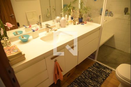 Casa de condomínio para alugar com 320m², 3 quartos e 2 vagasBanheiro social