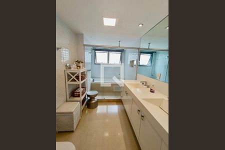 Apartamento à venda com 220m², 3 quartos e 3 vagas Apartamento à venda com 220m², 3 quartos e 3 vagasSuíte banheiro