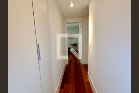 Apartamento à venda com 220m², 3 quartos e 3 vagas Apartamento à venda com 220m², 3 quartos e 3 vagasCorredor