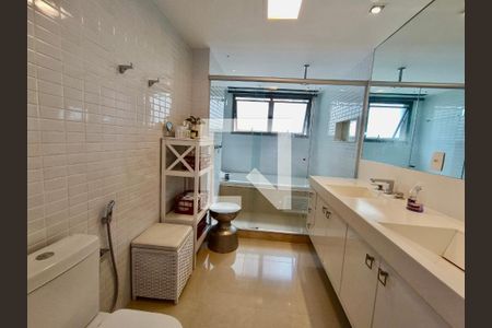 Apartamento à venda com 220m², 3 quartos e 3 vagas Apartamento à venda com 220m², 3 quartos e 3 vagasSuíte banheiro