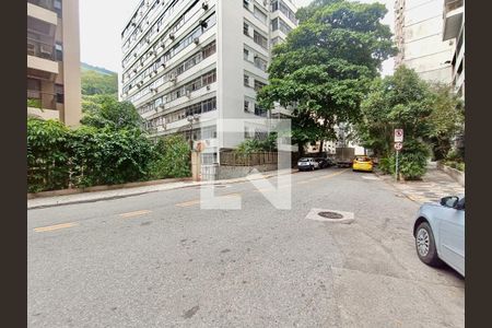 Apartamento à venda com 220m², 3 quartos e 3 vagas Apartamento à venda com 220m², 3 quartos e 3 vagasVista da Rua