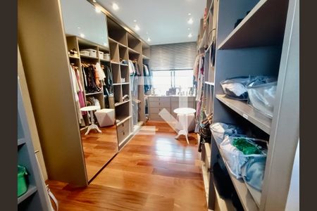 Apartamento à venda com 220m², 3 quartos e 3 vagas Apartamento à venda com 220m², 3 quartos e 3 vagasSuíte 2 (transformada em closet)