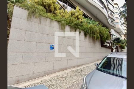 Apartamento à venda com 220m², 3 quartos e 3 vagas Apartamento à venda com 220m², 3 quartos e 3 vagasFachada com cartaz QA.