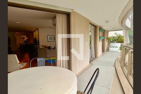 Apartamento à venda com 220m², 3 quartos e 3 vagas Apartamento à venda com 220m², 3 quartos e 3 vagasVaranda gourmet