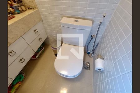 Apartamento à venda com 220m², 3 quartos e 3 vagas Apartamento à venda com 220m², 3 quartos e 3 vagasSuíte banheiro