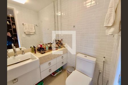 Apartamento à venda com 220m², 3 quartos e 3 vagas Apartamento à venda com 220m², 3 quartos e 3 vagasSuíte banheiro
