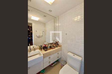 Apartamento à venda com 220m², 3 quartos e 3 vagas Apartamento à venda com 220m², 3 quartos e 3 vagasSuíte banheiro