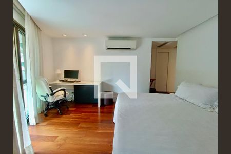 Apartamento à venda com 220m², 3 quartos e 3 vagas Apartamento à venda com 220m², 3 quartos e 3 vagasSuíte