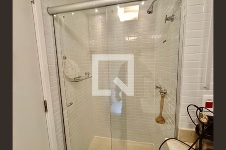 Apartamento à venda com 220m², 3 quartos e 3 vagas Apartamento à venda com 220m², 3 quartos e 3 vagasSuíte banheiro