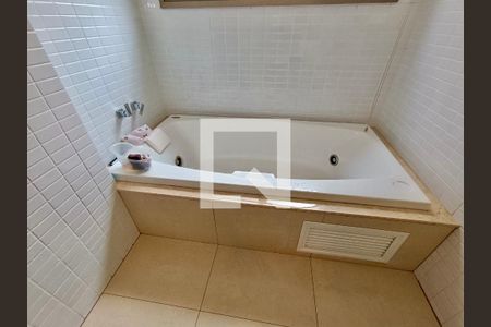 Apartamento à venda com 220m², 3 quartos e 3 vagas Apartamento à venda com 220m², 3 quartos e 3 vagasSuíte banheiro