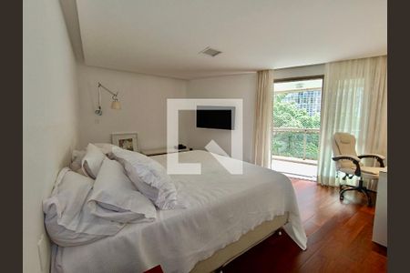 Apartamento à venda com 220m², 3 quartos e 3 vagas Apartamento à venda com 220m², 3 quartos e 3 vagasSuíte