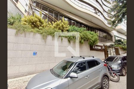 Apartamento à venda com 220m², 3 quartos e 3 vagas Apartamento à venda com 220m², 3 quartos e 3 vagasFachada com cartaz QA.