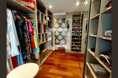 Apartamento à venda com 220m², 3 quartos e 3 vagas Apartamento à venda com 220m², 3 quartos e 3 vagasSuíte