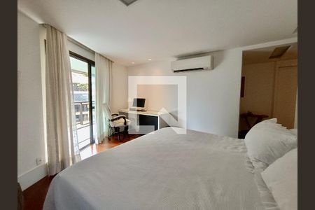Apartamento à venda com 220m², 3 quartos e 3 vagas Apartamento à venda com 220m², 3 quartos e 3 vagasSuíte
