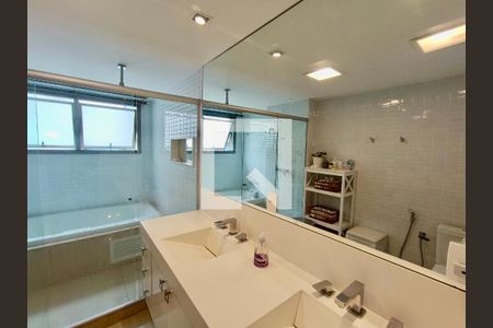 Apartamento à venda com 220m², 3 quartos e 3 vagas Apartamento à venda com 220m², 3 quartos e 3 vagasSuíte banheiro