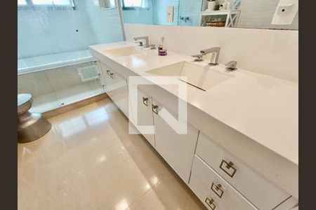 Apartamento à venda com 220m², 3 quartos e 3 vagas Apartamento à venda com 220m², 3 quartos e 3 vagasSuíte banheiro