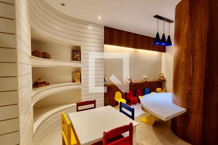 Apartamento à venda com 220m², 3 quartos e 3 vagas Apartamento à venda com 220m², 3 quartos e 3 vagasÁrea Comum - Playground