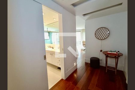 Apartamento à venda com 220m², 3 quartos e 3 vagas Apartamento à venda com 220m², 3 quartos e 3 vagasSuíte
