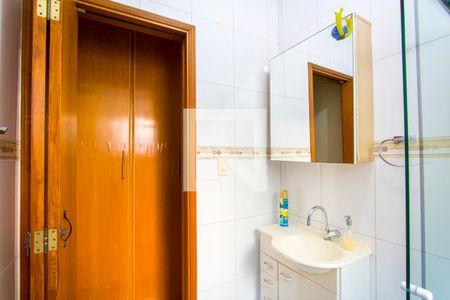 Casa à venda com 200m², 4 quartos e 4 vagas Casa à venda com 200m², 4 quartos e 4 vagasBanheiro do quarto 2