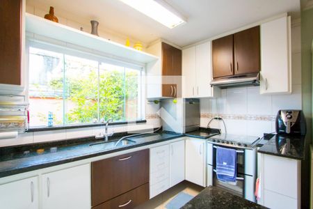 Casa à venda com 200m², 4 quartos e 4 vagas Casa à venda com 200m², 4 quartos e 4 vagasCozinha