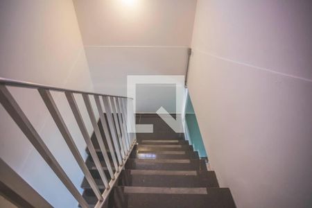 Escadas de casa para alugar com 3 quartos, 265m² em Planalto Paulista, São Paulo