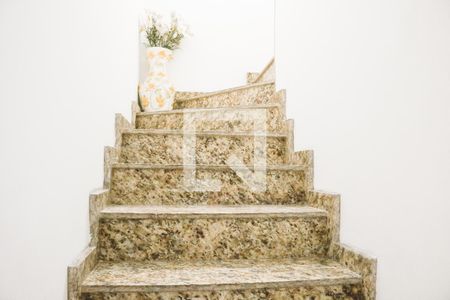 Casa à venda com 181m², 3 quartos e 1 vaga Casa à venda com 181m², 3 quartos e 1 vagaEscada