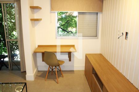 Detalhe Sala (mesa para home office) de apartamento para alugar com 1 quarto, 49m² em Boaçava, São Paulo