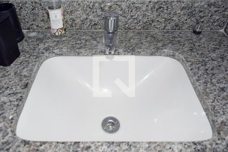 Banheiro de kitnet/studio para alugar com 1 quarto, 25m² em Pinheiros, São Paulo