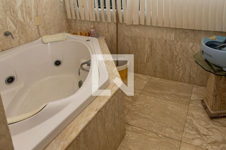 Casa de condomínio para alugar com 351m², 4 quartos e 3 vagasBanheiro suite 3