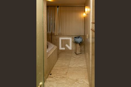 Casa de condomínio para alugar com 351m², 4 quartos e 3 vagasBanheiro suite 3