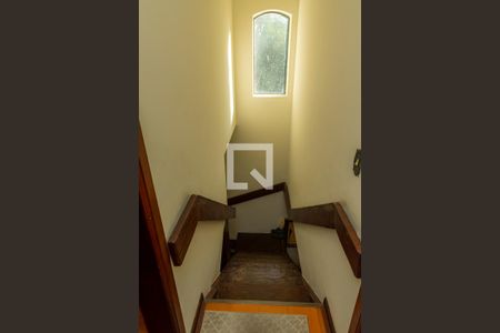 Casa de condomínio para alugar com 351m², 4 quartos e 3 vagasEscada do Segundo Andar