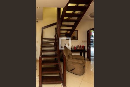 Casa de condomínio para alugar com 351m², 4 quartos e 3 vagasEscada do Segundo Andar