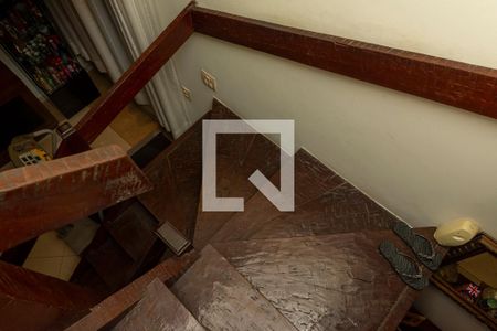 Casa de condomínio para alugar com 351m², 4 quartos e 3 vagasEscada do Segundo Andar