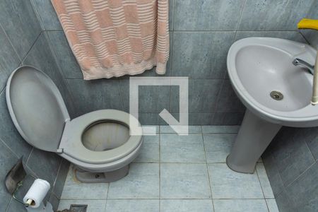 Casa de condomínio para alugar com 351m², 4 quartos e 3 vagasBanheiro de Serviço