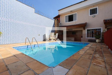 Casa à venda com 290m², 5 quartos e 3 vagas Casa à venda com 290m², 5 quartos e 3 vagasPiscina