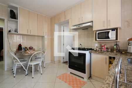 Casa à venda com 290m², 5 quartos e 3 vagas Casa à venda com 290m², 5 quartos e 3 vagasCozinha