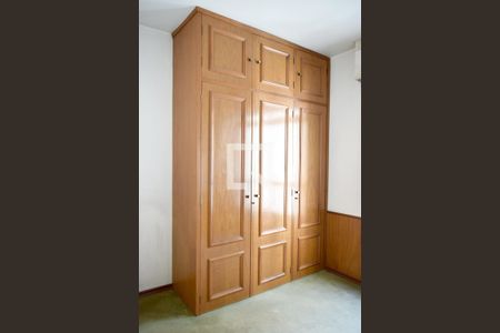 Apartamento à venda com 392m², 3 quartos e 3 vagasQuarto 2 - detalhe armário