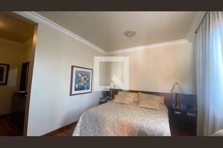 Casa à venda com 420m², 5 quartos e 4 vagas Casa à venda com 420m², 5 quartos e 4 vagasQuarto Suíte