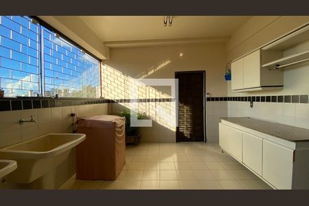 Casa à venda com 420m², 5 quartos e 4 vagas Casa à venda com 420m², 5 quartos e 4 vagasÁrea de Serviço