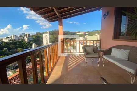 Casa à venda com 420m², 5 quartos e 4 vagas Casa à venda com 420m², 5 quartos e 4 vagasQuarto Suíte