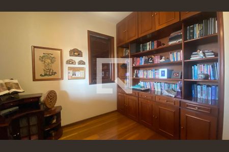 Casa à venda com 420m², 5 quartos e 4 vagas Casa à venda com 420m², 5 quartos e 4 vagasQuarto 4