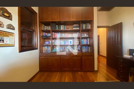 Casa à venda com 420m², 5 quartos e 4 vagas Casa à venda com 420m², 5 quartos e 4 vagasQuarto 4